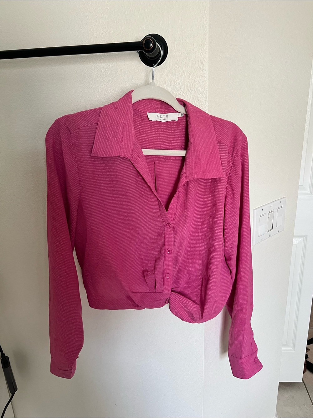 Astr Fuchsia Button-Front Collared Crop Top
